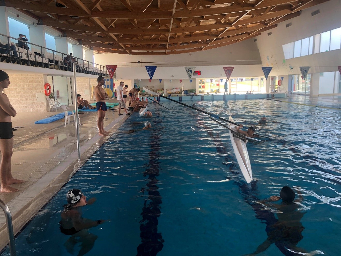 Remadores da naval na piscina